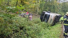 Pri Leviciach sa prevrátil zájazdový autobus, zranených previezli do nemocnice