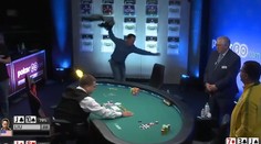 VIDEO: Nehovor hop, kým nepreskočíš. Hráč pokru začal tancovať, potom mu spadla sánka