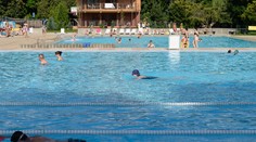 Kúpanie v bazénoch aj jazerách môže spôsobiť nepríjemné zdravotné ťažkosti. Prečítajte si, ako im predísť