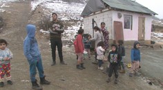 Vybudovali šesť výdajných miest, nefunguje žiadne. Tisíce ľudí z rómskej osady čerpajú vodu z jednej studne