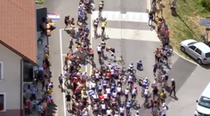 VIDEO: Divák si chcel spraviť selfie. Zavadil však o jazdca a zhodil polovicu pelotónu na Tour