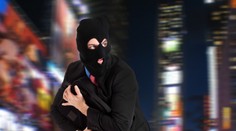 Maskovaný lupič v bratislavskom Auparku prepadol banku. Odniesol si poriadny balík peňazí