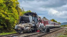 Rušňovodič utrpel vážne zranenia pri zrážke vlakov. Kolegovia mu chcú pomôcť