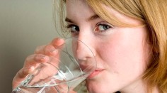 Horúca voda ako zázrak pre zdravie: Skutočne pomáha na chudnutie, pleť a bolesti?