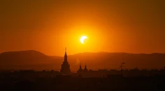 Boli ste pri tom. Najkrajšie fotografie z čiastočného zatmenia Slnka od vás (GALÉRIA)