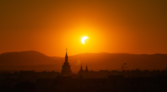 Boli ste pri tom. Najkrajšie fotografie z čiastočného zatmenia Slnka od vás (GALÉRIA)