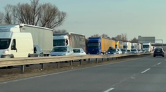 Pri Bratislave vznikajú rozsiahle kolóny. Niekde vodiči čakajú aj dve hodiny