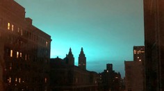 Nad New Yorkom sa rozžiarila modrozelená obloha ako zo sci-fi filmu