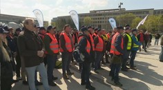 Rušňovodiči vyšli do ulíc. Protestujú proti kamerám v kabínach, hovoria o šikane