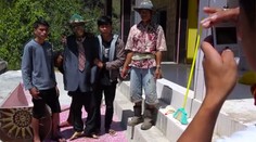 V tejto dedine žijú s mŕtvymi v jednej domácnosti. Starajú sa o nich a dávajú im jesť