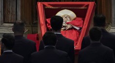 FOTO: Bazilika sv. Petra sa otvorila verejnosti, s pápežom sa lúčia tisíce veriacich