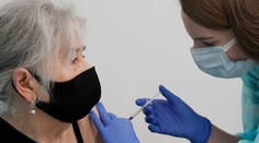 Niektorí seniori čakajú na bonusy zatiaľ márne. Mnohým chýba v systéme záznam o očkovaní