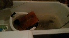 Vo vani majú splašky. Problém košickej bytovky však neriešia