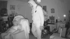 To je drzosť: Starenka spí pred televízorom a zlodej jej prehľadáva byt