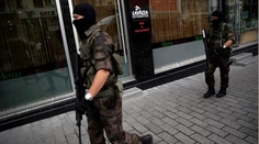V Istanbule nasadili špeciálne jednotky a vo vzduchu hliadkujú lietadlá