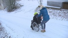 Ján je roky pripútaný na vozík, aj prechádzka je utrpením. Poisťovňa mu odmietla preplatiť dôležitú pomôcku