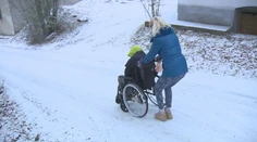Ján je roky pripútaný na vozík, aj prechádzka je utrpením. Poisťovňa mu odmietla preplatiť dôležitú pomôcku