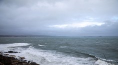 „Nadľudský výkon,“ hovoria záchranári. Iba 13-ročný chlapec plával v mori dlhé hodiny, aby zachránil svoju rodinu