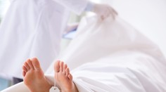 Záchranári vyhlásili dievča (20) za mŕtve. Pracovníci pohrebníctva zistili, že dýcha