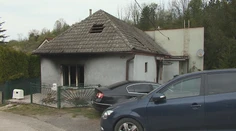 Muž úmyselne podpálil rodičovský dom pri Piešťanoch, na hasičov útočil kameňmi
