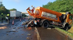 Nehoda na diaľnici D2 v smere do Bratislavy. Zrazili sa tam nákladné autá