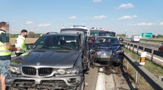Vodič BMW neodhadol situáciu, matka s deťmi skončili v nemocnici