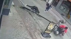 VIDEO: Muž sa oprel o pouličnú lampu, tá sa zrútila na nič netušiacu dôchodkyňu