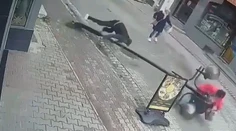 VIDEO: Muž sa oprel o pouličnú lampu, tá sa zrútila na nič netušiacu dôchodkyňu