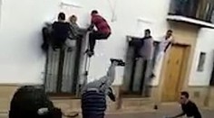 VIDEO: Pri tomto tuhne krv v žilách. Rozzúrený býk nedal mužovi žiadnu šancu