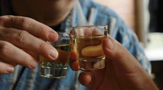 Myslíte si, že „domáca na žalúdok“ pomáha? Lekárka vysvetľuje, prečo ju na dovolenku radšej ani nebrať