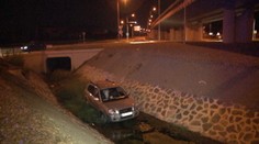 Kuriózna nehoda v Prešove: Auto preletelo cez kruhový objazd, ako keby tam ani nebol