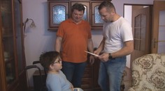 Krásne gesto policajta zo Svidníka. Obdaroval rodičov, ktorí sa starajú o syna s ťažkým hendikepom