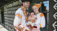 Miluje fotografie a folklór. Slovenka svoje dve lásky spojila tak, že fotí krojované bábätká