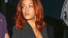 Rihanna si neustrážila prsník. Alebo sako?