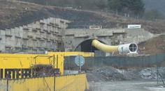 Rodiny s malými deťmi prišli o vodu pre rezanie tunela pri Považskej Bystrici