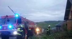 Pohroma po údere blesku. Novostavbu rodinného domu pohltili plamene