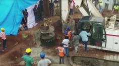 Chlapec (2) počas hry spadol do hlbokého vrtu. Hrozí, že sa prepadne až na dno