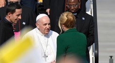 Prezidentka prezradila prvé pápežove slová, ktoré vyslovil po vystúpení z lietadla