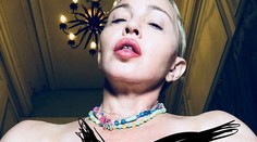 Madonna sa s tým ani v šesťdesiatke nepára. Ukázala holé prsia!