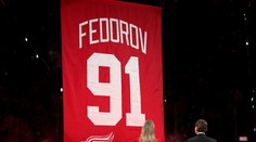 VIDEO: Do NHL prišiel v čase, keď to bolo takmer nemožné. Detroit vyradil dres svojej legendy