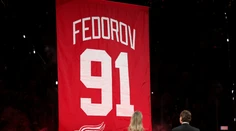 VIDEO: Do NHL prišiel v čase, keď to bolo takmer nemožné. Detroit vyradil dres svojej legendy
