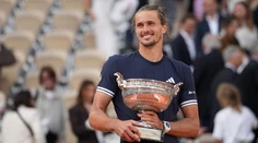 Päťsetová bitka vo finále parížskeho Roland Garros. Zverev oslavuje prvý grandslam kariéry