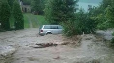 FOTO: Po búrke na Kysuciach zachraňovali hasiči ľudí zo zatopených áut