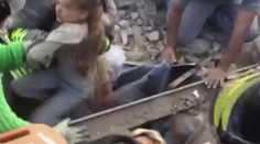 "Ona žije!" Záchranári vytiahli spod trosiek desaťročné dievčatko