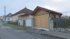 Je to prístrešok alebo garáž? Do susedského sporu je zapojená prokuratúra aj ministerstvo