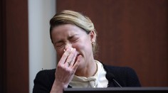 Amber Heard sa na súde zložila. Jej opis sexuálneho útoku nie je pre maloletých