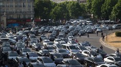 Taxikári vo Francúzsku štrajkujú. Štve ich lacnejšia taxi aplikácia