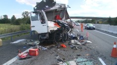 Vodič nákladiaka v plnej rýchlosti nabúral do pracujúcich cestárov