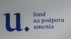 Zamestnanci FPU našli v kanceláriách odpočúvacie zariadenia. Prstom ukazujú na riaditeľa