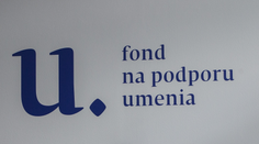 Zamestnanci FPU našli v kanceláriách odpočúvacie zariadenia. Prstom ukazujú na riaditeľa